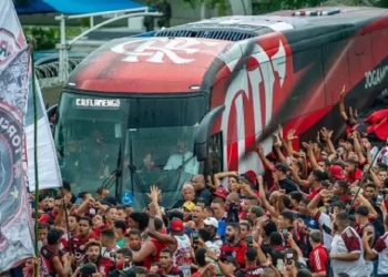 Vídeo gravado por Pedro de dentro do ônibus mostra a loucura da torcida do Flamengo durante o ‘AeroFla’