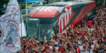 Vídeo gravado por Pedro de dentro do ônibus mostra a loucura da torcida do Flamengo durante o ‘AeroFla’
