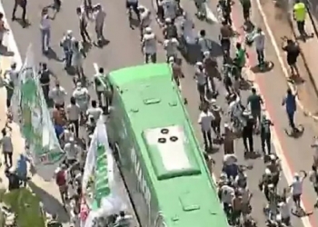 Torcida do Palmeiras tenta copiar AeroFLA da torcida do Flamengo e passa vergonha
