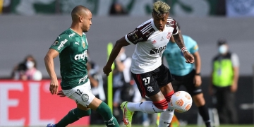 Com erro bobo em saída de bola, Flamengo cede o título da Libertadores ao Palmeiras e deixa Renato Gaúcho ameaçado no cargo