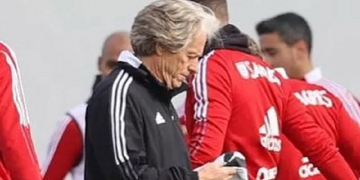 Flamengo pausa as buscas por novo treinador para ficar à espera de demissão de Jorge Jesus no Benfica