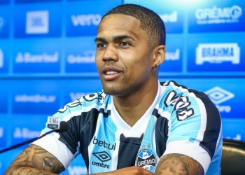 Douglas Costa estaria à caminho do Flamengo com a queda do Grêmio para a Série B