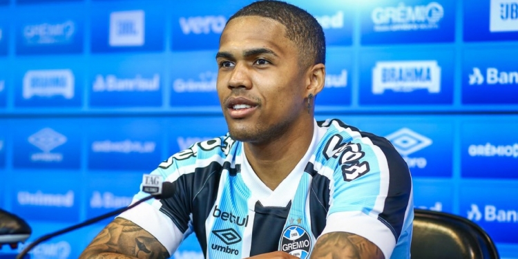 Douglas Costa estaria à caminho do Flamengo com a queda do Grêmio para a Série B