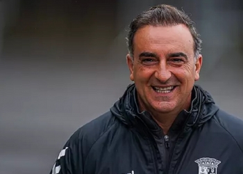 Flamengo se assusta com valor astronômico da multa rescisória de Carlos Carvalhal; treinador fica distante da Gávea