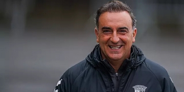 Flamengo se assusta com valor astronômico da multa rescisória de Carlos Carvalhal; treinador fica distante da Gávea
