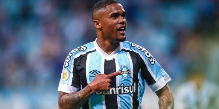 A caminho do Flamengo? Especulado no Mengão, Douglas Costa tem saída confirmada do Grêmio