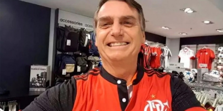 Jair Bolsonaro zomba do Flamengo e o compara ao Vasco: ‘Tá no mesmo caminho. Só tá ficando de vice’