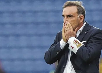 Cotado no Flamengo, Carlos Carvalhal é eliminado com goleada de 5 a 1; manifestação da torcida termina com polícia