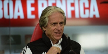 Auxiliar de Jorge Jesus nega acerto com o Flamengo e garante permanência no Benfica