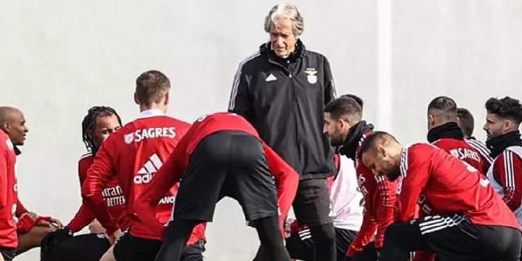 Jorge Jesus perde o controle dos vestiários do Benfica; relacionamento com jogadores é péssimo