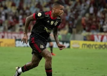 Flamengo anuncia saída de Kenedy; jogador retorna ao Chelsea após curta passagem pelo Rubro-Negro
