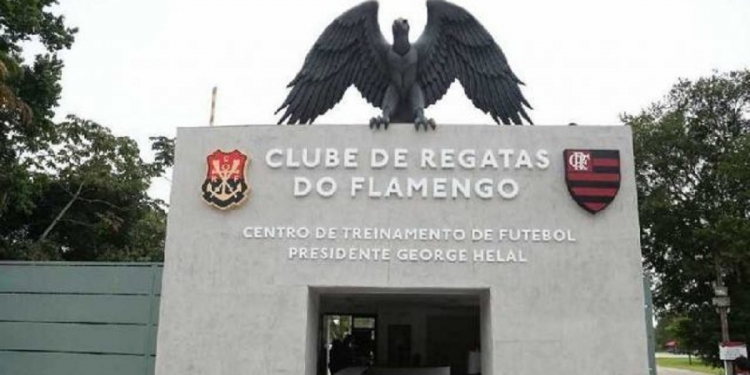 Muro do CT Ninho do Urubu amanhece pichado com palavras de ordem endereçadas a Paulo Sousa