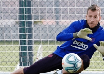 Goleiro do Barcelona aguarda propostas do futebol inglês antes de negociar ida ao Flamengo