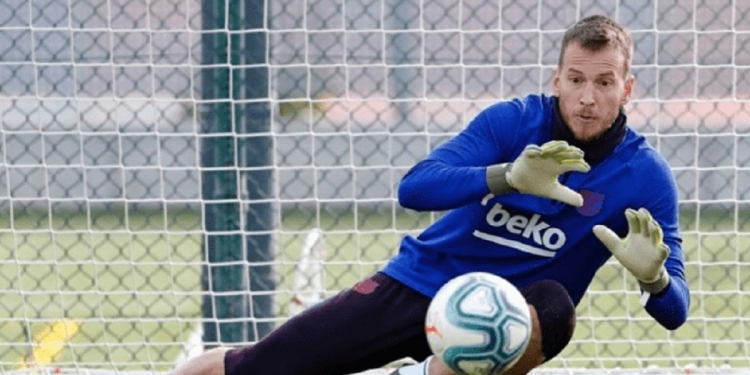 Goleiro do Barcelona aguarda propostas do futebol inglês antes de negociar ida ao Flamengo
