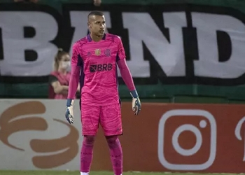 Atrás de Hugo Souza e Diego Alves, Gabriel Batista demonstra irritação e pede saída do Flamengo
