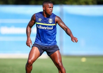 Douglas Costa se reúne com dirigentes do Flamengo; interesse de contratação é exposto, diz imprensa carioca