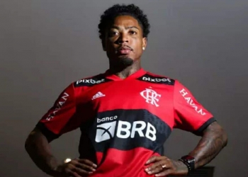 Flamengo decide o número da camisa de Marinho; jogador se emociona ao realizar sonho do pai