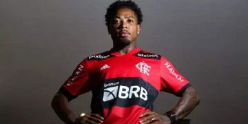 Flamengo decide o número da camisa de Marinho; jogador se emociona ao realizar sonho do pai