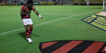 Máximo respeito: atitude de Marinho diante do escudo do Flamengo ao marcar gol leva torcedores à loucura
