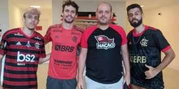 Foto do joelho de Rodrigo Caio extremamente inchado causa preocupação nos torcedores do Flamengo