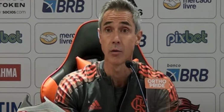 Paulo Sousa rebate torcedores do Flamengo após ser chamado de ‘burro’ durante vitória contra o Audax
