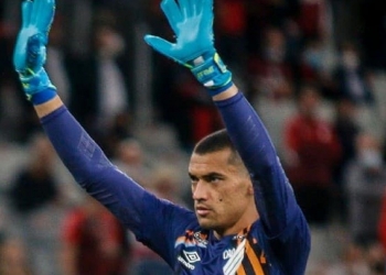 Athletico-PR se manifesta sobre interesse do Flamengo pelo goleiro Santos