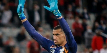 Athletico-PR se manifesta sobre interesse do Flamengo pelo goleiro Santos