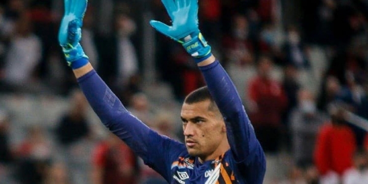 Athletico-PR se manifesta sobre interesse do Flamengo pelo goleiro Santos