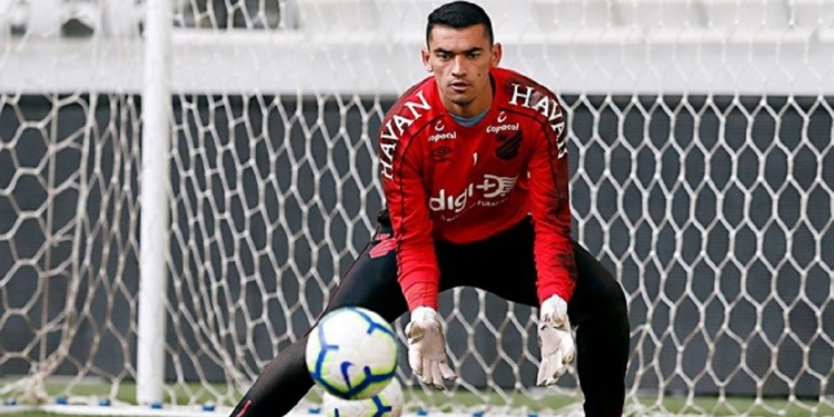 Athletico-PR apresenta contraproposta para vender goleiro Santos ao Flamengo; valores são divulgados