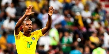 Flamengo entra em disputa milionária pela compra de Fernandinho, do Manchester City; volante estaria insatisfeito na Inglaterra