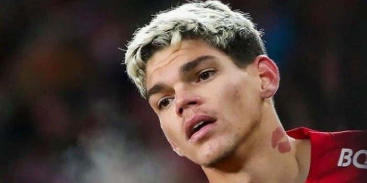 Ayrton Lucas faz promessa à torcida do Flamengo ao desembarcar no Rio de Janeiro