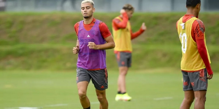 Após sondagens do PSV, Lyon também entra pela briga por Andreas Pereira; falta de espaço pode representar saída do Flamengo