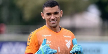 Após novela com o Athletico-PR, Flamengo acerta a contratação do goleiro Santos