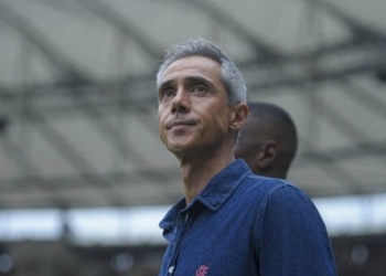 Titular do Flamengo sente lesão durante partida contra o Sporting Cristal e vira dúvida a Paulo Sousa para a sequência da temporada