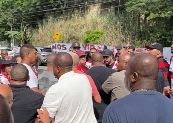 Manhã tensa no CT Ninho do Urubu: torcedores protestam e abordam jogadores na chegada; Thiago Maia teve o carro atingido