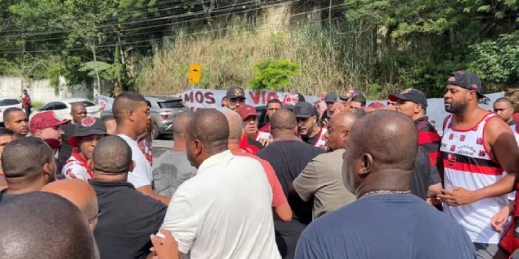 Manhã tensa no CT Ninho do Urubu: torcedores protestam e abordam jogadores na chegada; Thiago Maia teve o carro atingido