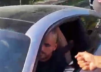 Arrascaeta passa ileso por manifestantes e é ovacionado pelos torcedores, sob aplausos: ‘Deixa o Arrasca passar’