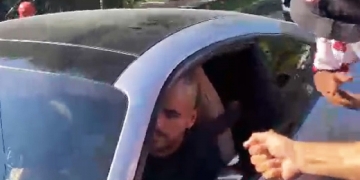 Arrascaeta passa ileso por manifestantes e é ovacionado pelos torcedores, sob aplausos: ‘Deixa o Arrasca passar’