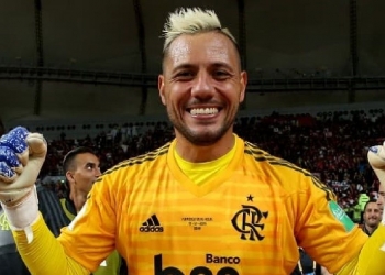 Clube da Série A do Brasileirão apresenta oferta ao Flamengo pela compra do goleiro Diego Alves