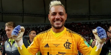 Clube da Série A do Brasileirão apresenta oferta ao Flamengo pela compra do goleiro Diego Alves