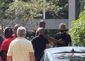 Gabigol desce do carro é cercado por torcedores; manifestantes tentam invadir o CT Ninho do Urubu