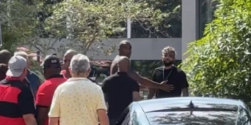 Gabigol desce do carro é cercado por torcedores; manifestantes tentam invadir o CT Ninho do Urubu