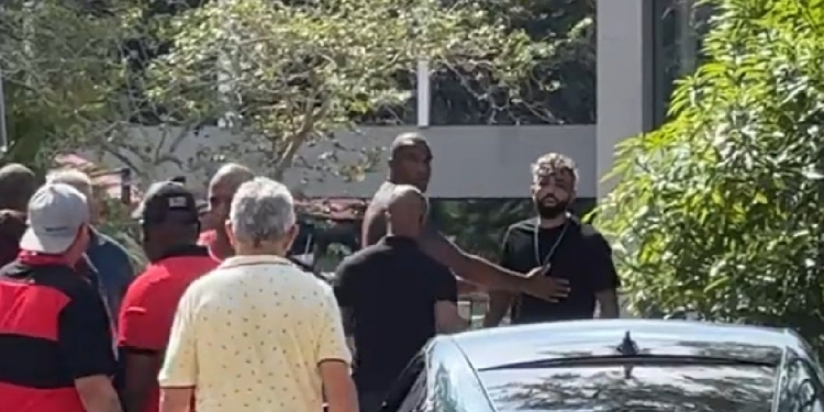Gabigol desce do carro é cercado por torcedores; manifestantes tentam invadir o CT Ninho do Urubu