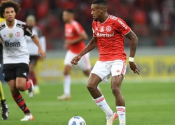 Flamengo e Internacional correm contra o tempo para a eventual troca de Willian Arão por Edenílson; prazo se encerra no dia 12 de abril