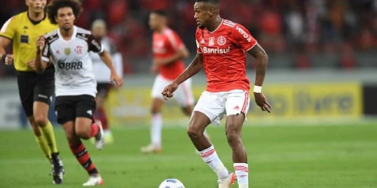 Flamengo e Internacional correm contra o tempo para a eventual troca de Willian Arão por Edenílson; prazo se encerra no dia 12 de abril