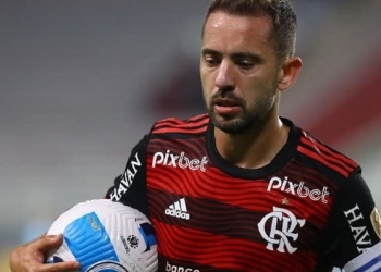 Éverton Ribeiro entra na mira de gigante paulista, que se aproveita da crise nos bastidores do Flamengo
