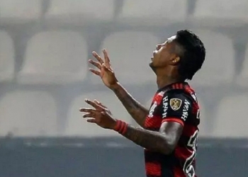 Médicos do Flamengo confirmam problema no joelho de Bruno Henrique; atacante vira dúvida para o time de Paulo Sousa