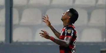 Médicos do Flamengo confirmam problema no joelho de Bruno Henrique; atacante vira dúvida para o time de Paulo Sousa