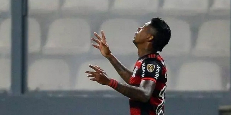 Médicos do Flamengo confirmam problema no joelho de Bruno Henrique; atacante vira dúvida para o time de Paulo Sousa