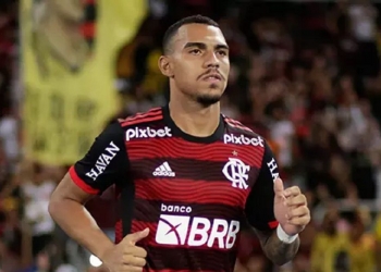 Flamengo anuncia lesão em Matheuzinho; jogador pode perder até cinco jogos pelo Rubro-Negro